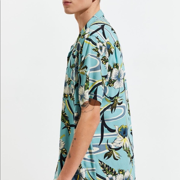 UO Tropical Rayon Short Sleeve Button-Down Shirt - Picture 12 of 13